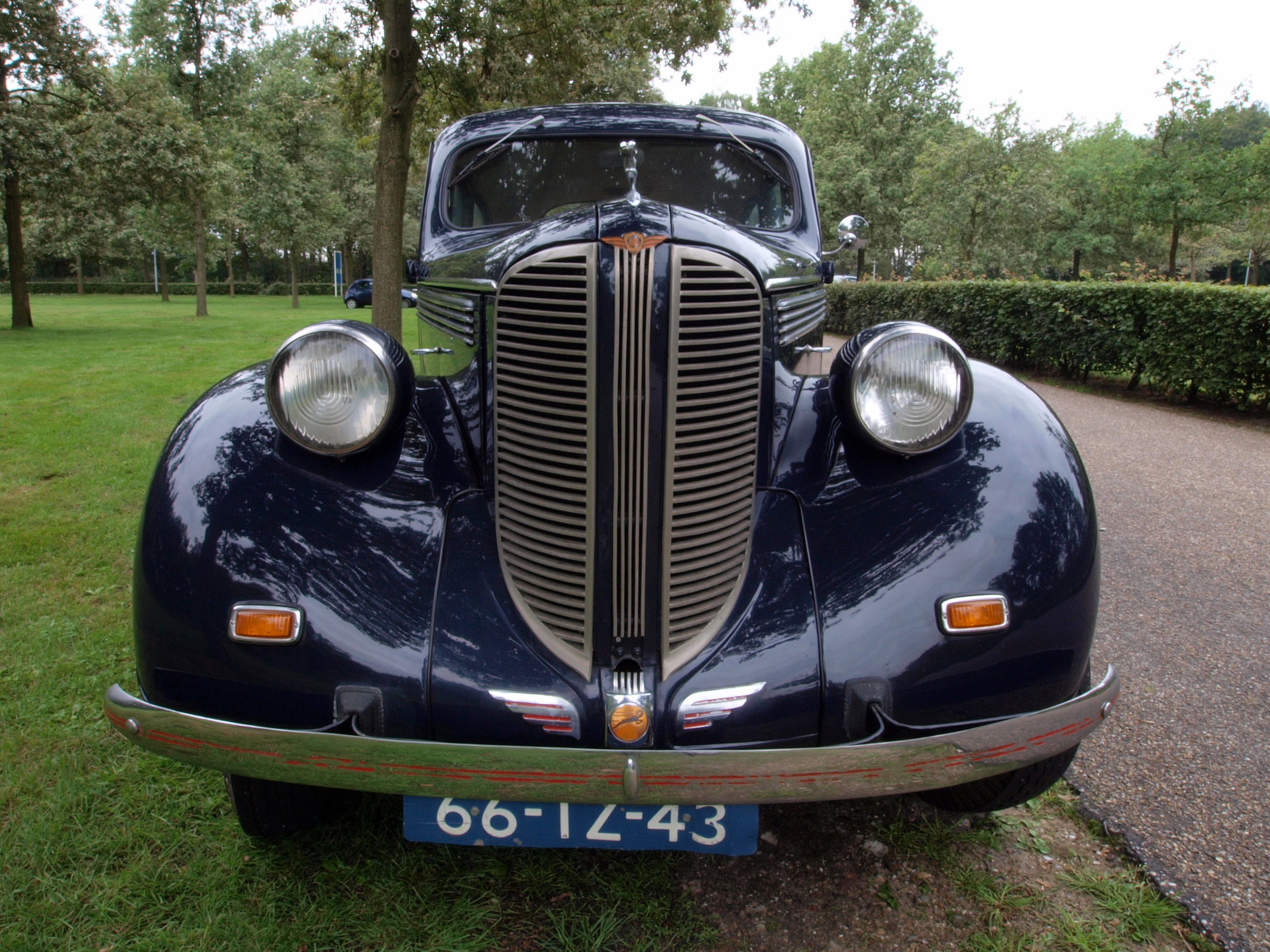 File:Dodge D8 (1938) at the Autotron, dutch licence registration 66-