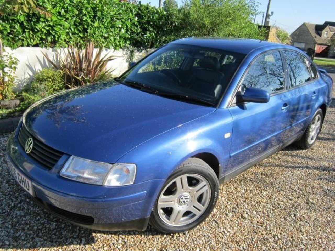 Volkswagen PASSAT V6 Syncro.FSH with 14 service stamps. Saloon 1999
