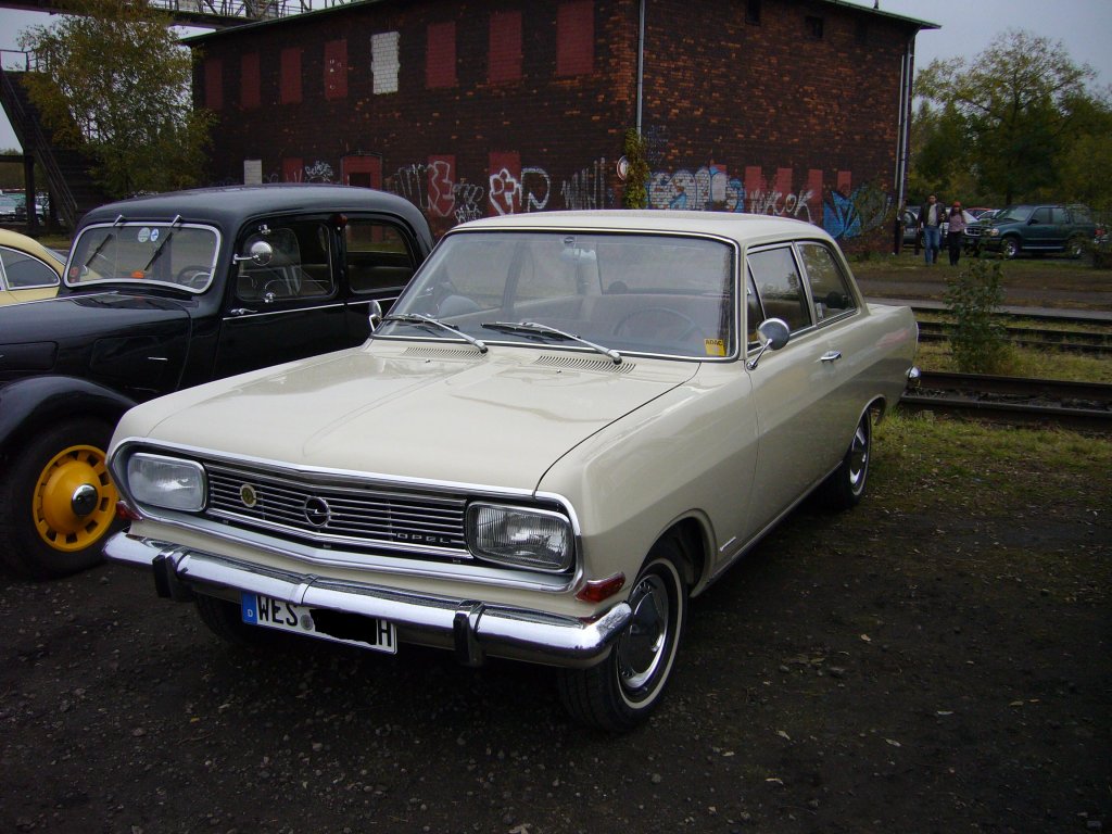 Opel Rekord B. Baujahr 1965-1966 in sandbeige auf dem Besucherparkplatz der