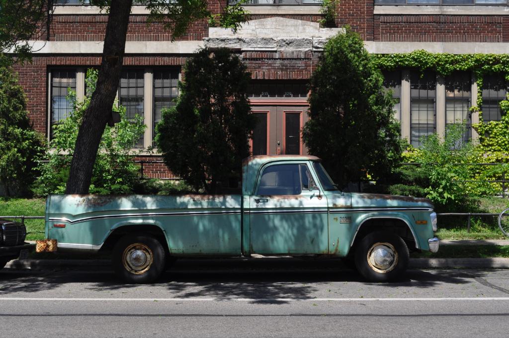 Minneapolis Street Sighting: Dodge D-Series pickup