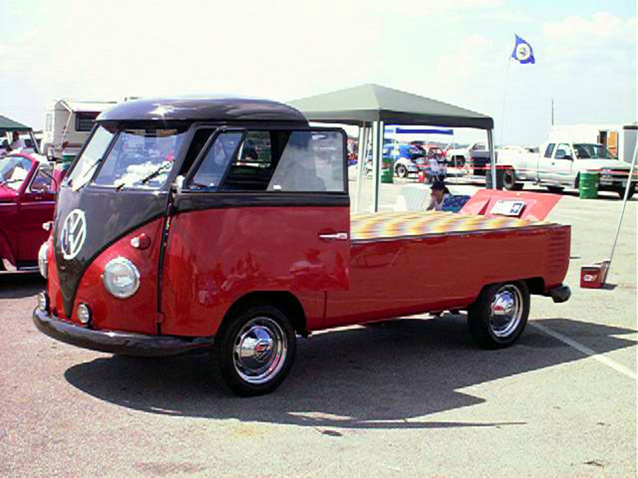 File:Funky red Volkswagen bus-flatbed 04-1999.jpg