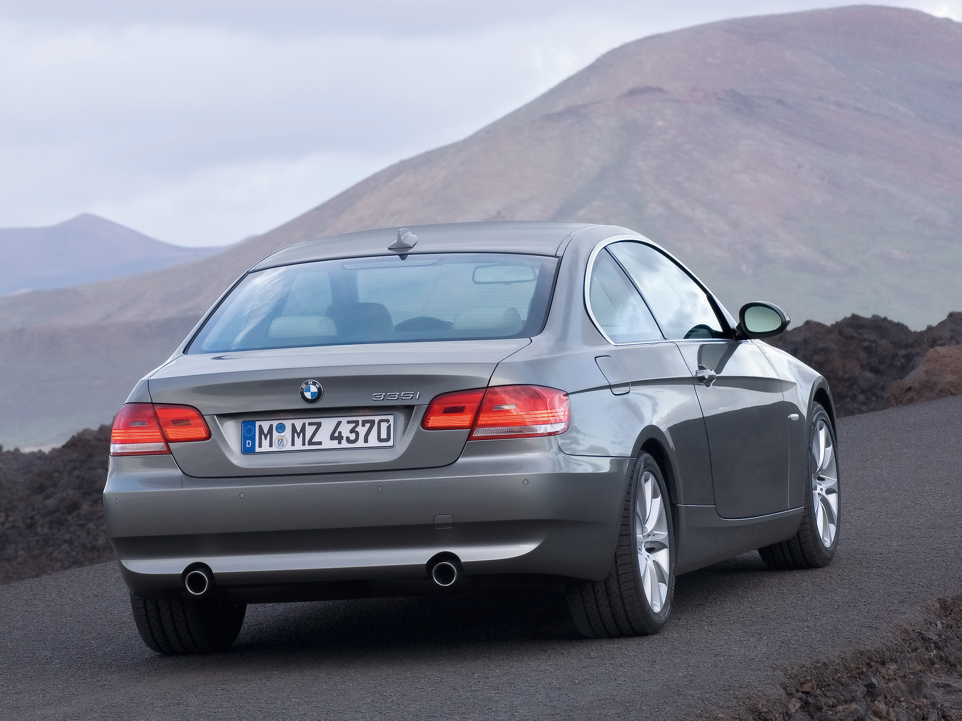 2007 BMW 335i Coupe - Rear Right - 1920x1440 Wallpaper. Image Credits - BMW