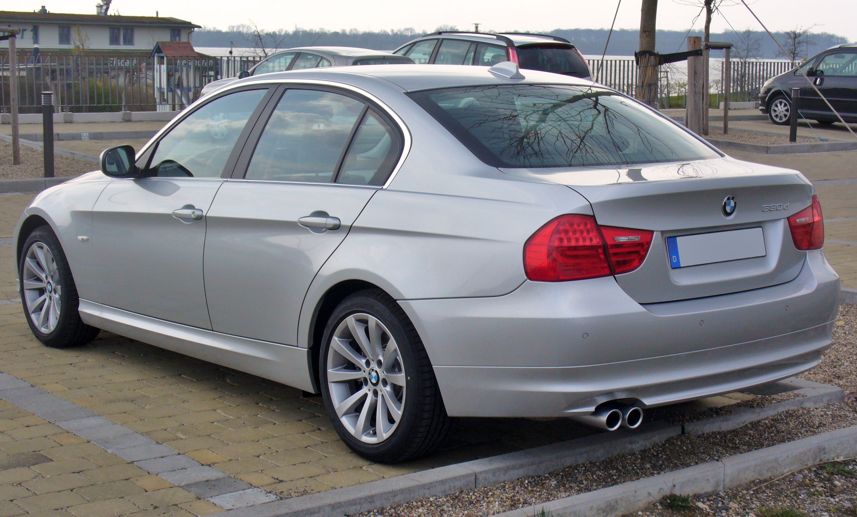 File:BMW 330d Modelljahr 2010 Titansilber Heck.JPG