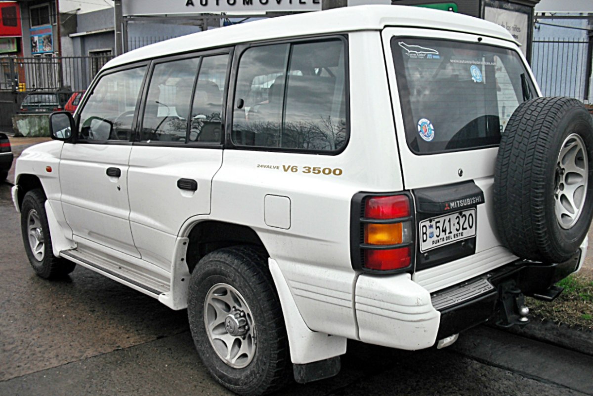 Mitsubishi v6. Mitsubishi Montero v6. GDI v6 3500 Mitsubishi Pajero. Mitsubishi 3500. Mitsubishi Pajero GDI v6 3500 наклейка.