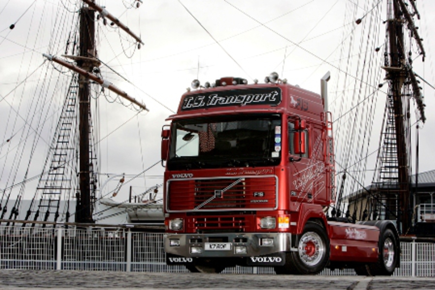 A Volvo F16 'phoenix from the ashes'! And news of Tom's new foto blog.