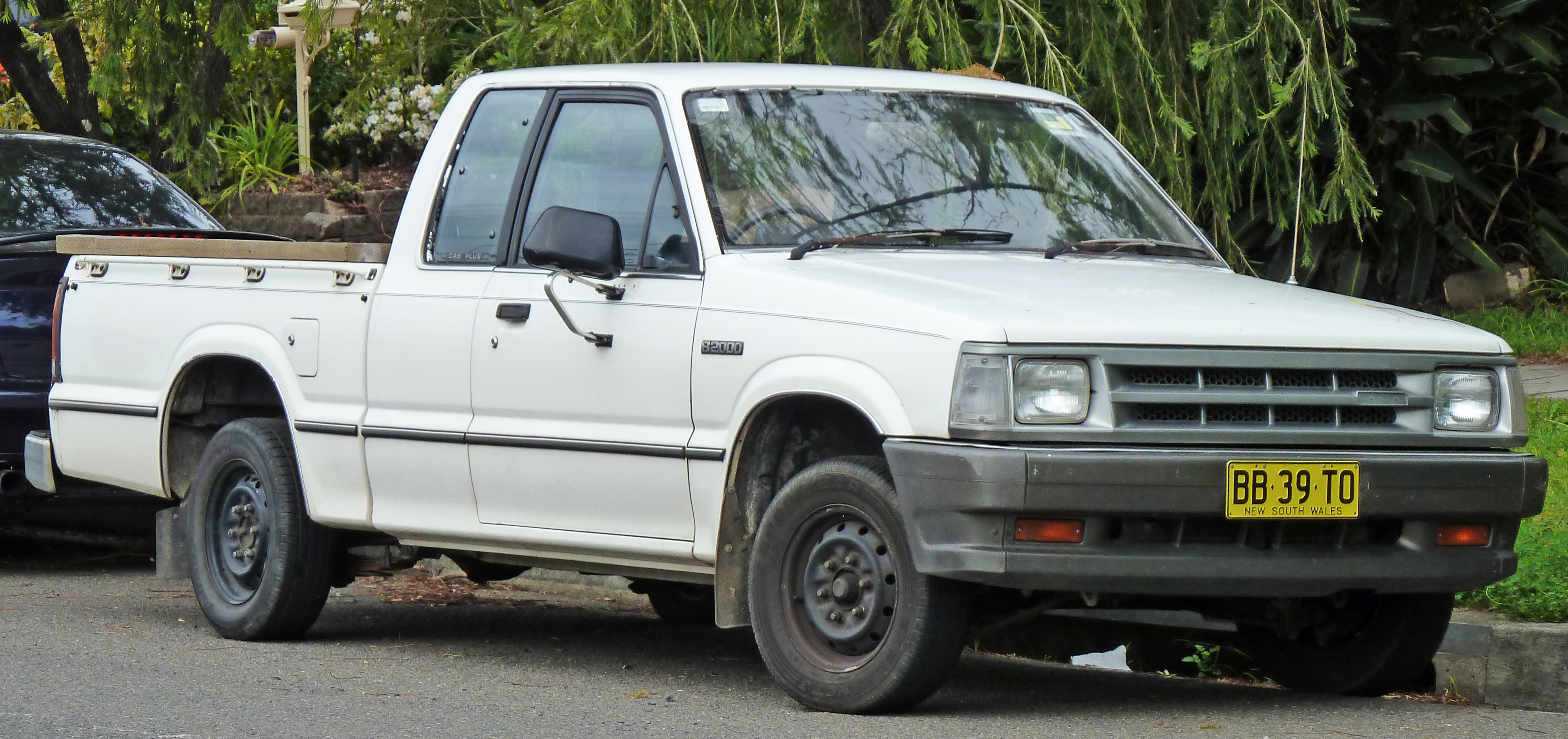 File:1985-1988 Mazda B2000 Cab Plus 2-door utility 01.jpg