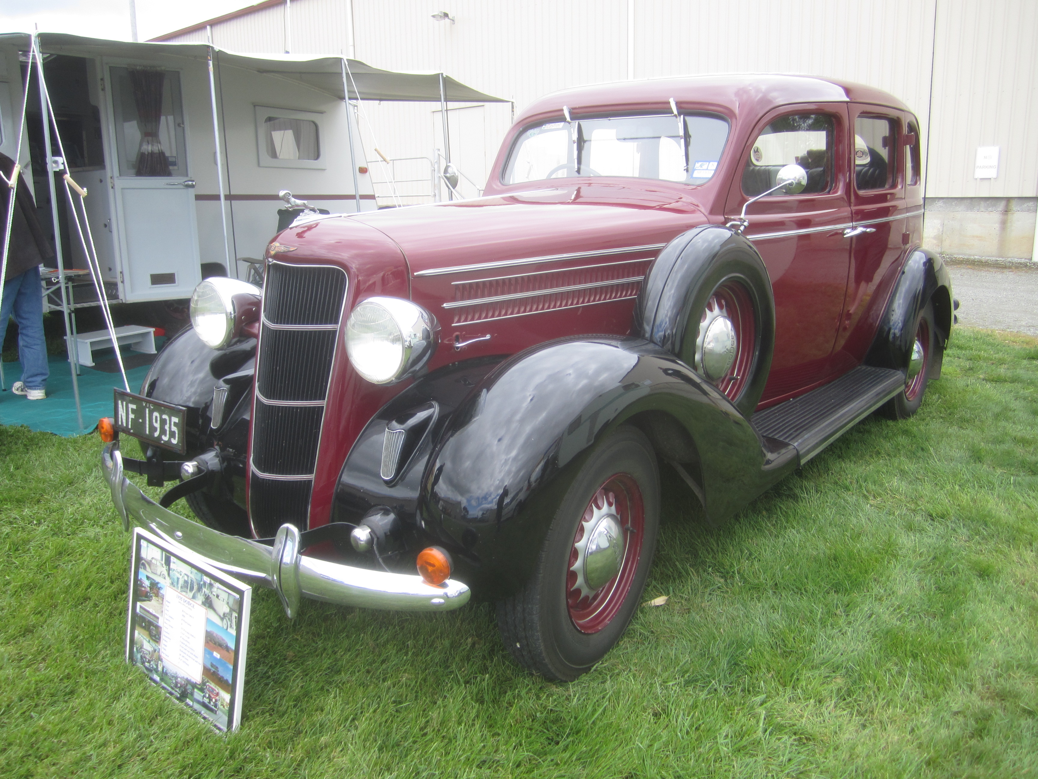 File:1935 Dodge DU Sedan.jpg