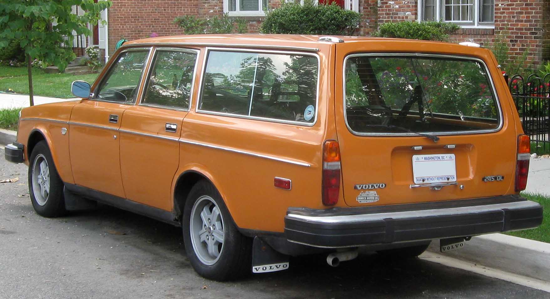 File:1975 Volvo 245 DL wagon rear -- 07-15-2010.