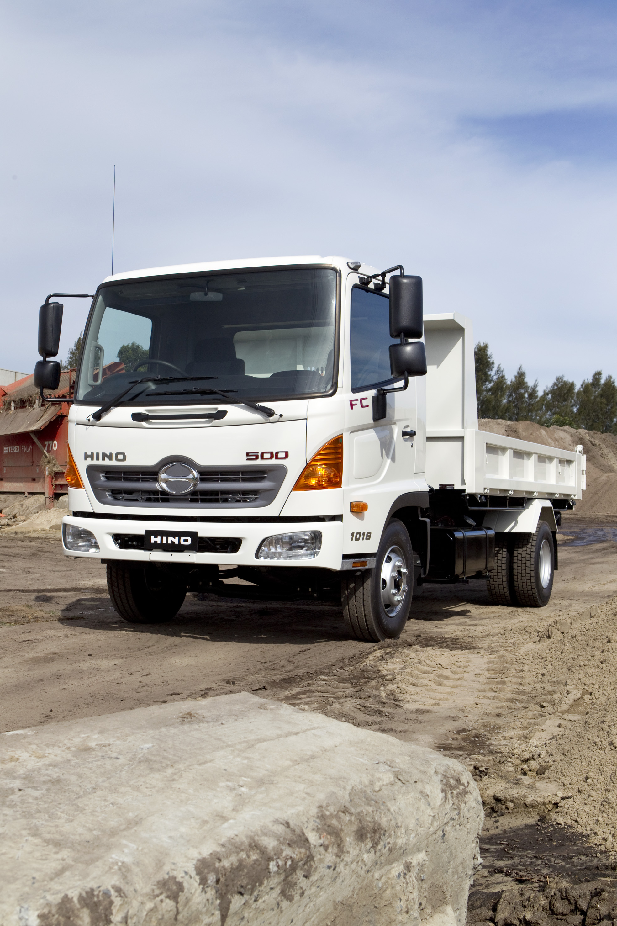 tipper models that continue in the new Euro 5 Hino 500 Series range.