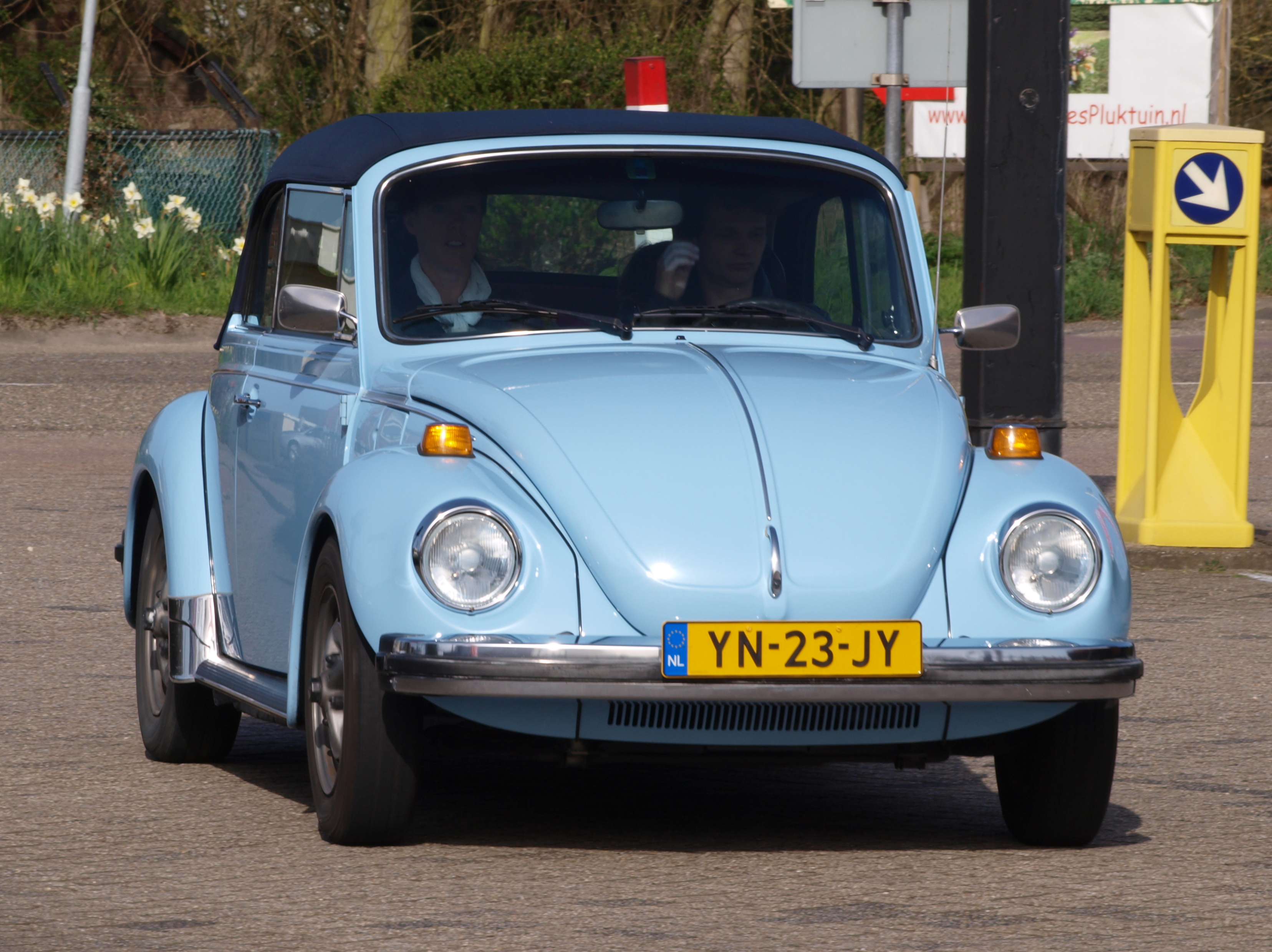 File:Volkswagen 1303 cabriolet, Dutch registration YN-23-JY.JPG