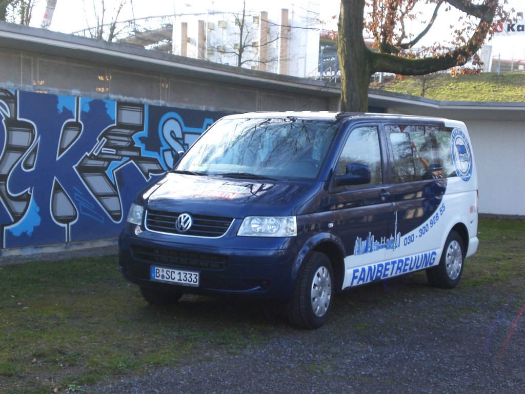 Ein Volkswagen Kleinbus des Vereins Hertha BSC Berlin ZustÃ¤ndig fÃ¼r die