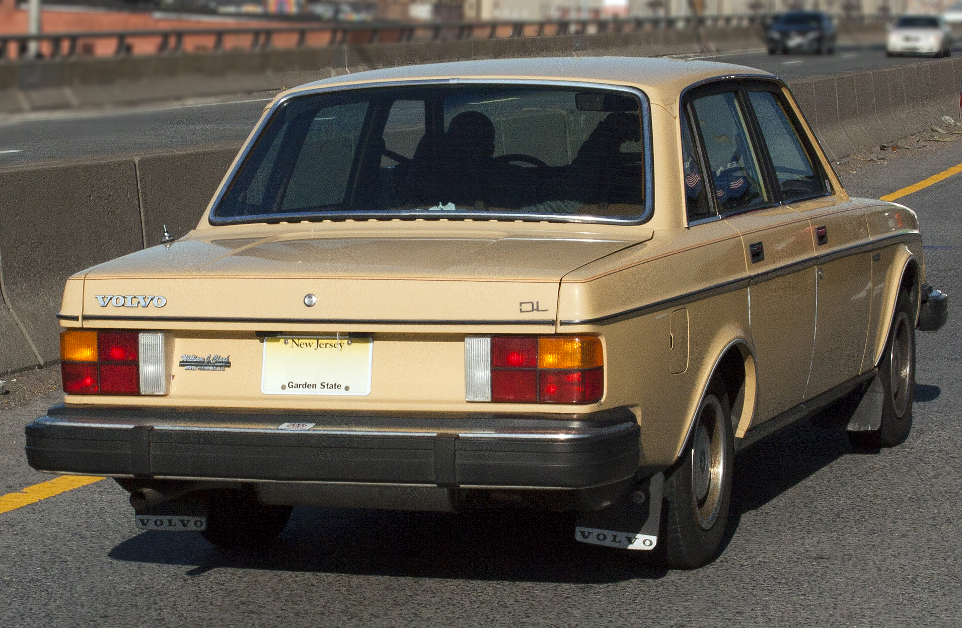 File:1983 Volvo DL.jpg