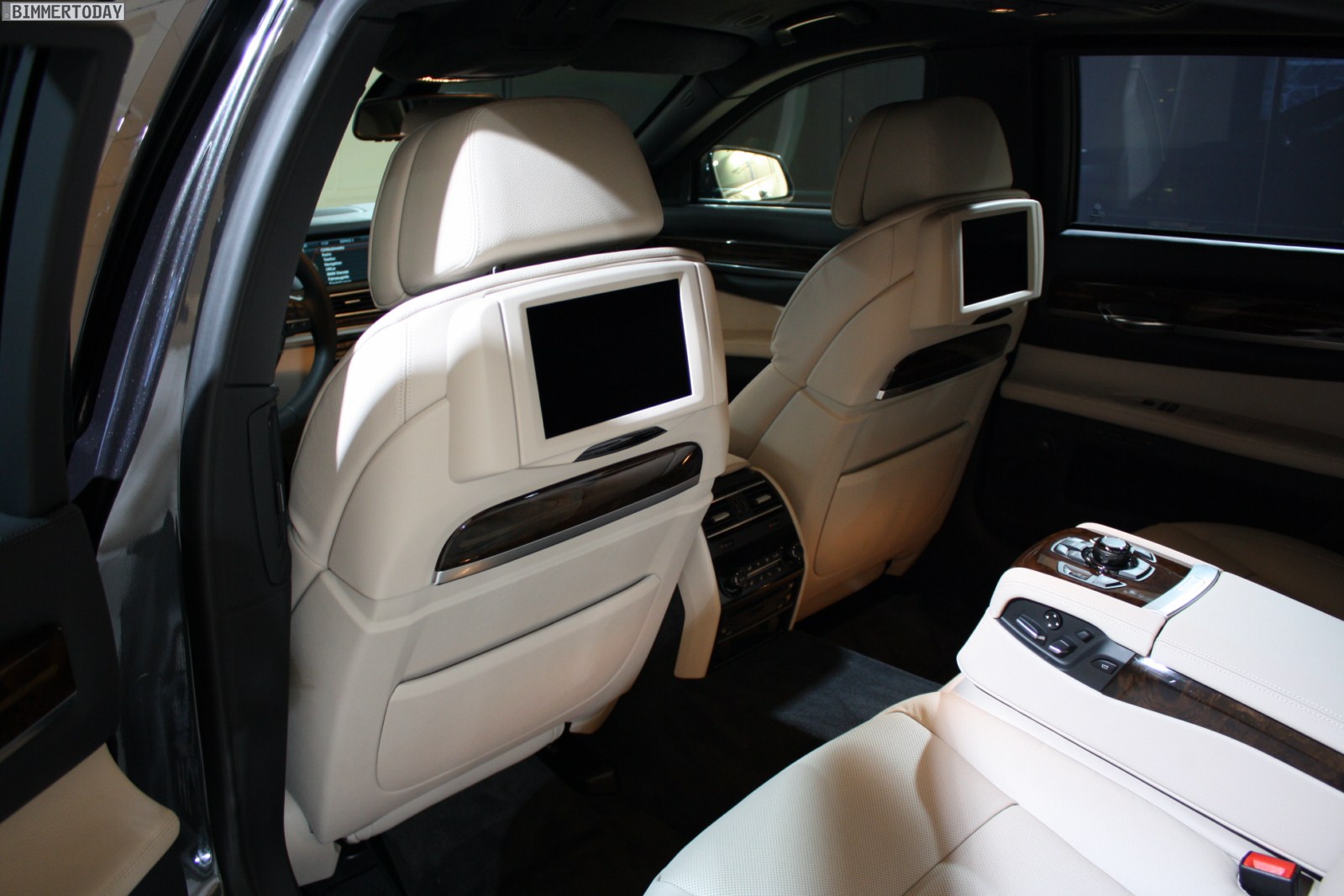 Exclusive photos of BMW 760i High Security