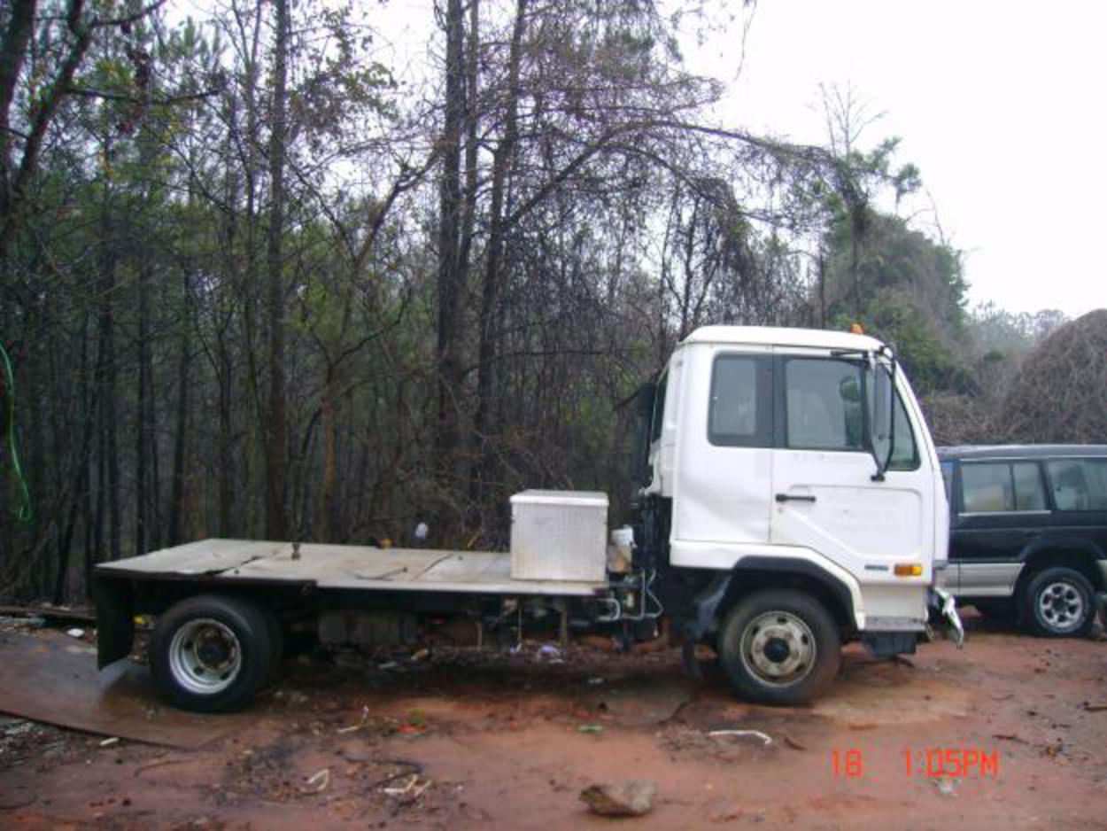 Pictures of NISSAN UD TRUCK 1800 SERIES YEAR 2000 6 SPEED