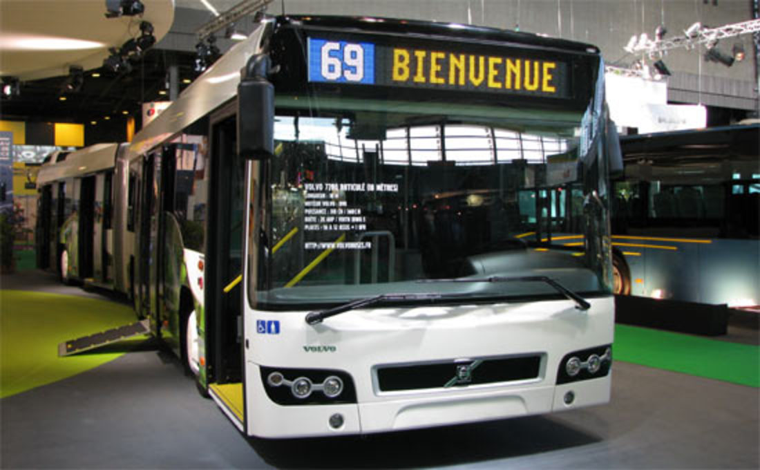 Le Volvo 7700 est un bus urbain articulÃ© qui peut transporter jusqu'Ã  150