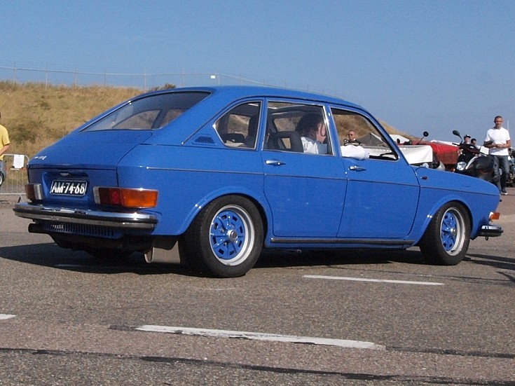 Blue 1969 Volkswagen 411L, Dutch registration AM-74-68, seen here at the