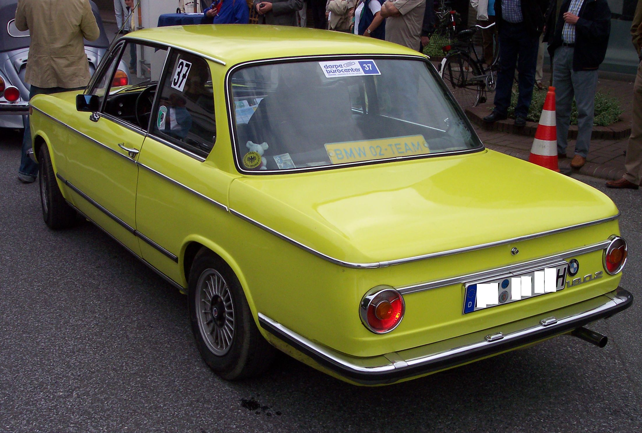 File:BMW 1802 yellow hl.jpg