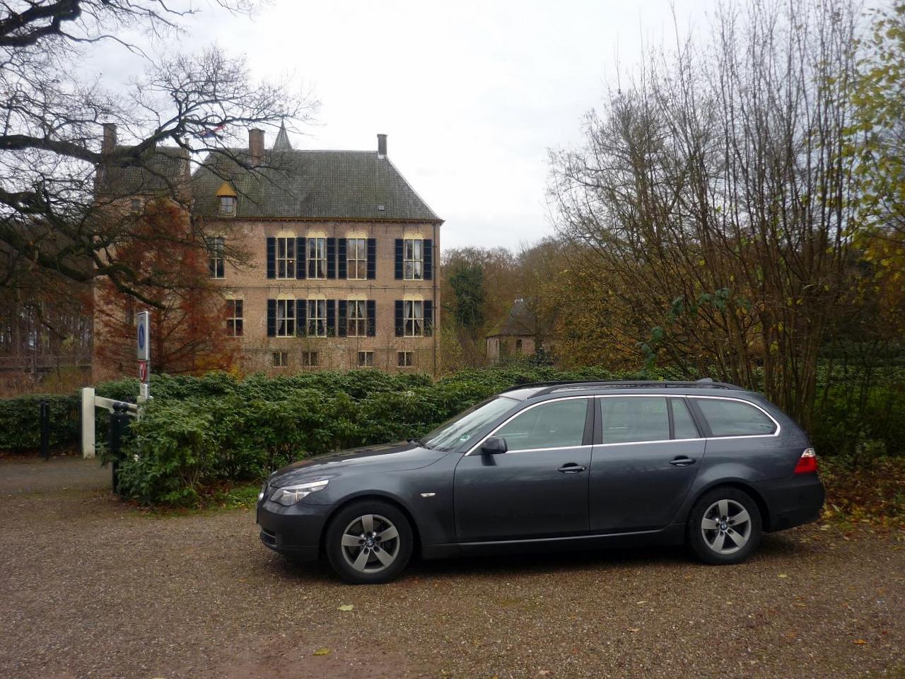 This time a BMW 525i E61 Touring LCI in front of a small dutch castle,