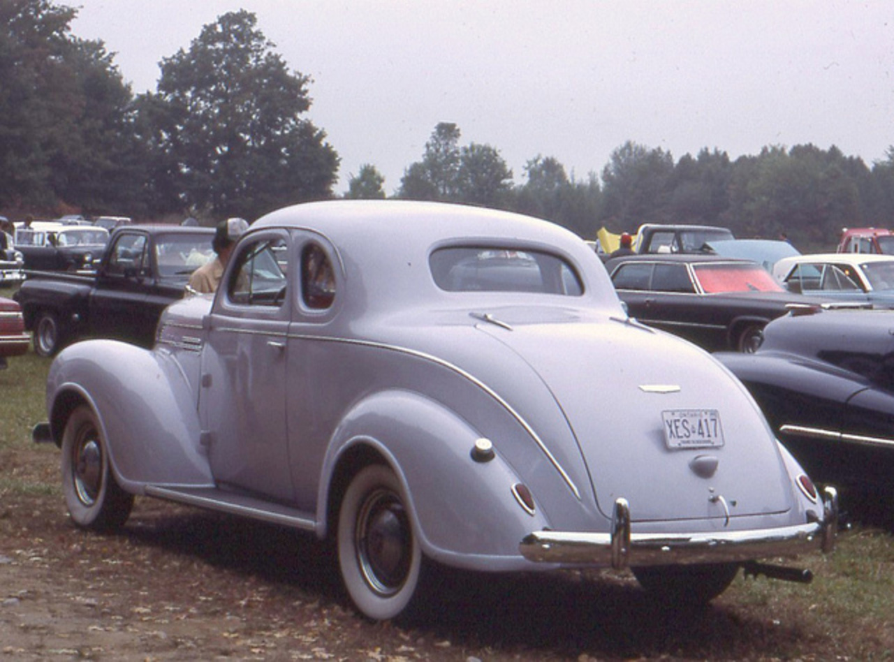 1939 Dodge Deluxe coupe (Canadian)