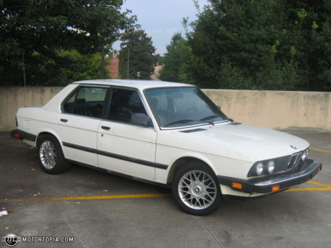 Photo of a 1988 BMW 528e (e28). 9,408 views; 2 comments; forward car