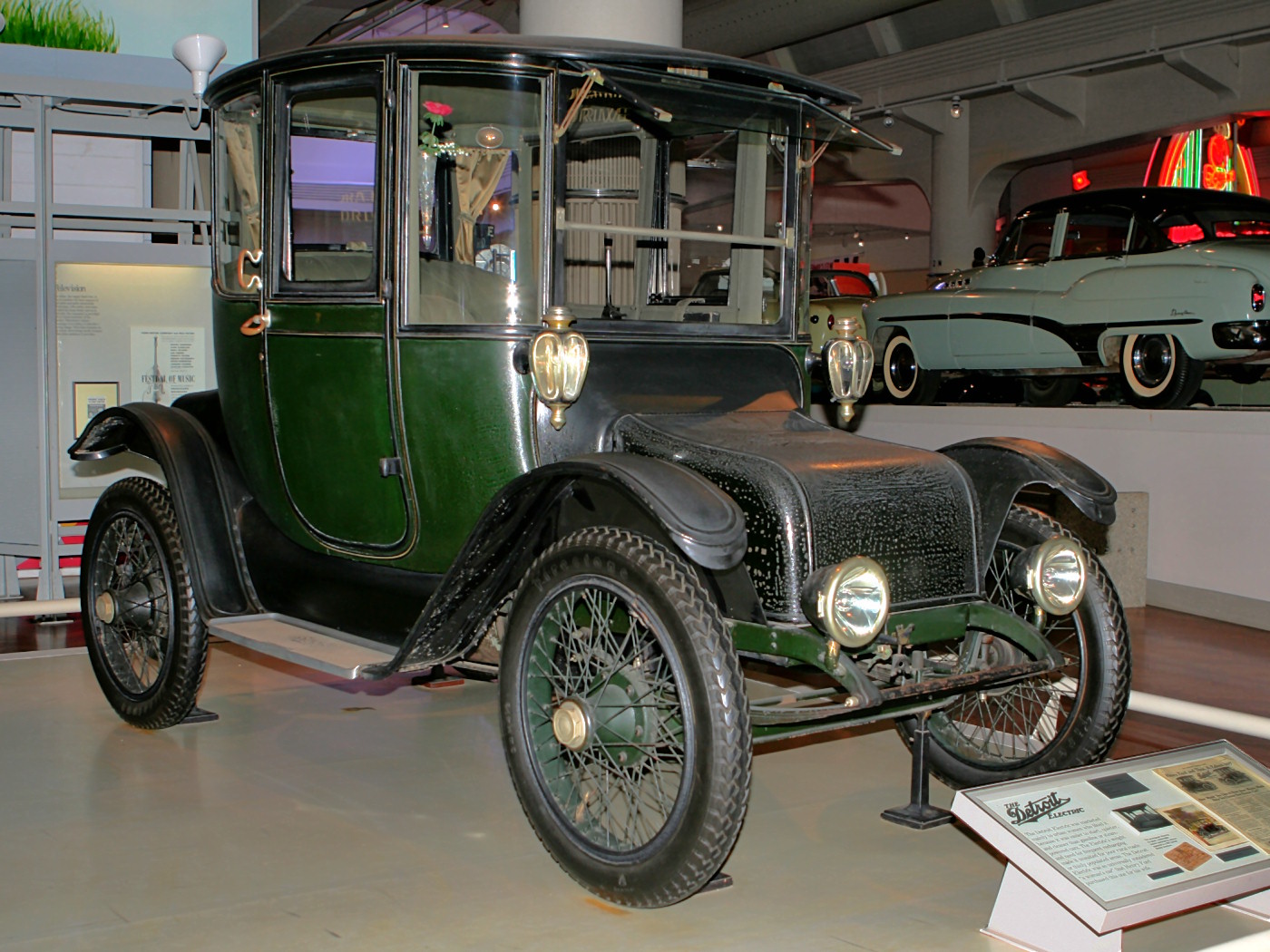 Старый электромобиль. Электромобиль «Detroit Electric» 1915 года. Электромобиль компании «Detroit Electric», 1907 г..