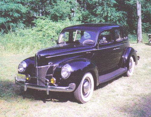 Ford Deluxe 4-door sedan
