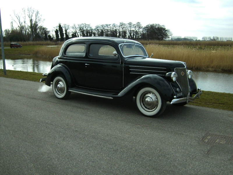 Ford v 8 sedan