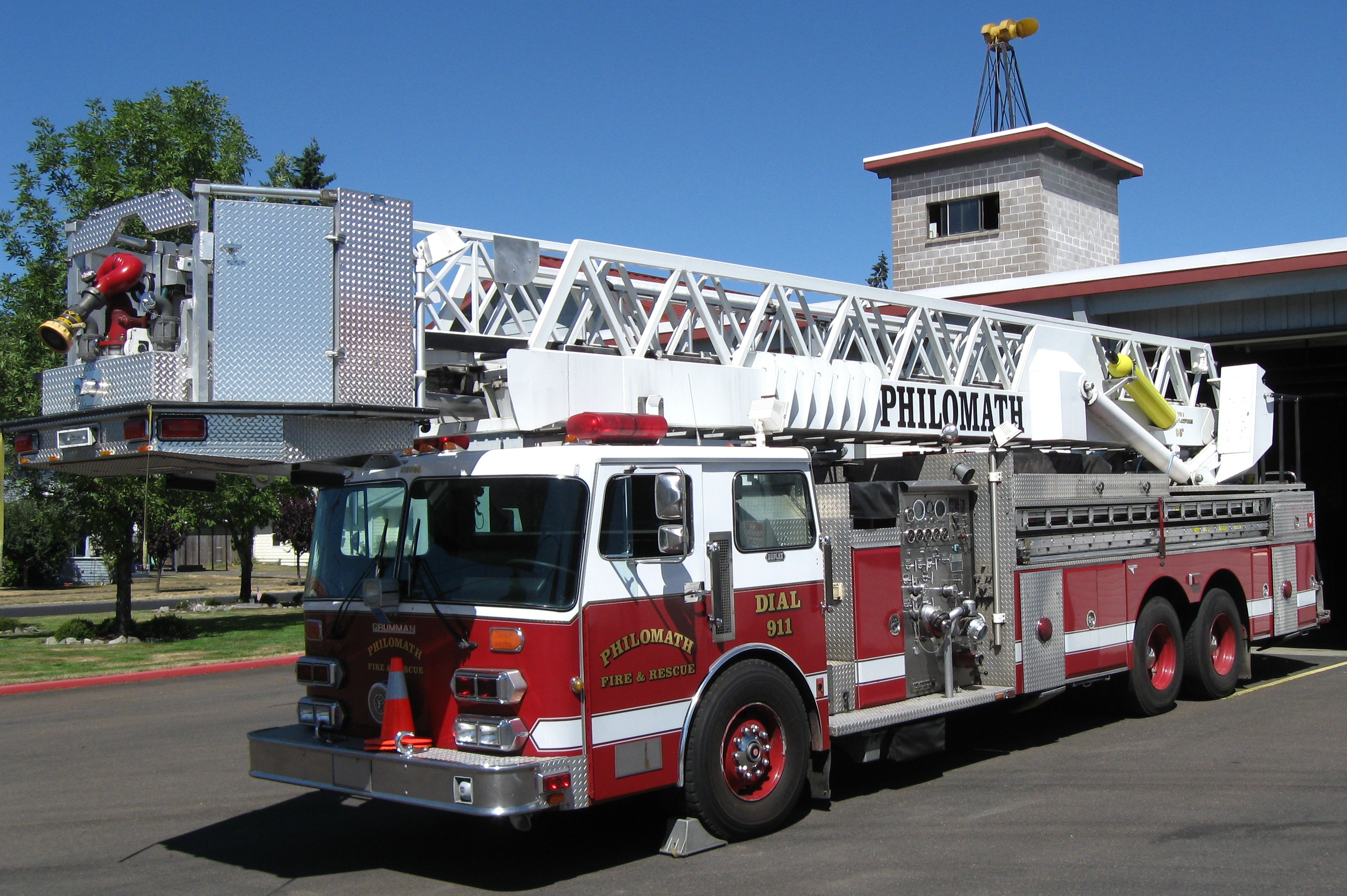 Автомобиль пожарный тема. Grumman пожарная машина. Пожарные машины Fire Ladder Truck. Американская пожарная техника. Пожарные автомобили США.
