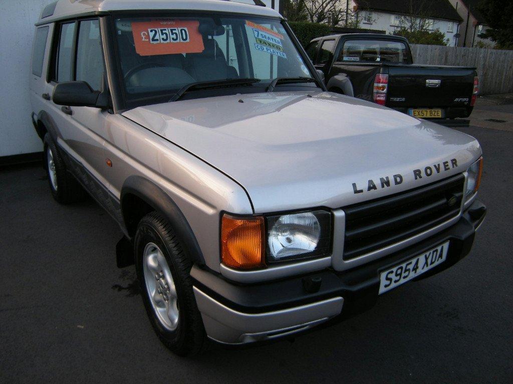 Land Rover Discovery ES V8 7 sits