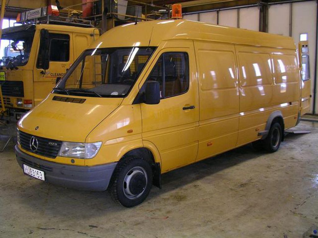 Желтый спринтер. Mercedes Sprinter 412d. Спринтер 412. Спринтер 412d грузовой. Mercedes Benz 412d.